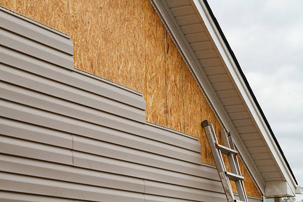 Professional Emergency Siding Repair technician working in Geneva, IL